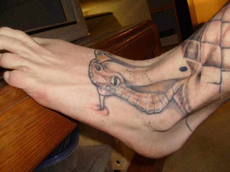 Kopf der Schlange Tattoo am Fuß