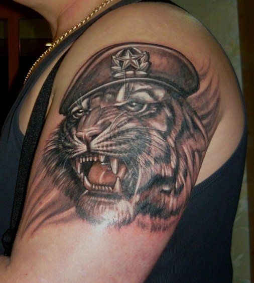 Tatuaggio carino sul braccio la tigre con la bocca spalancata