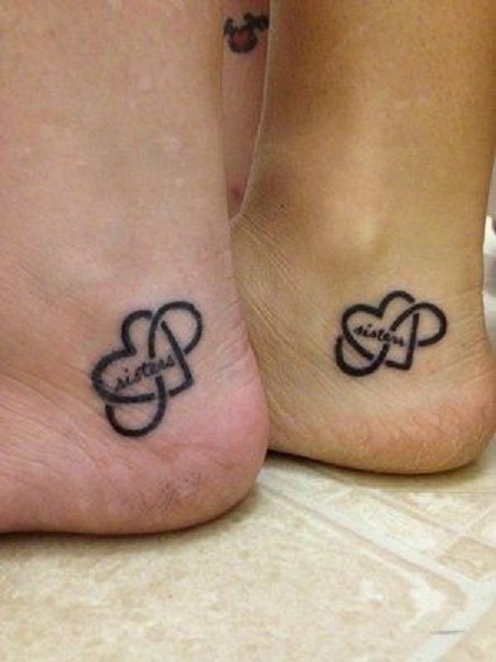 Tatuajes en los pies, corazón con infinito, tinta negra