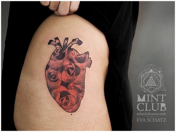 Tatuaje en el muslo, rosas en forma de corazón