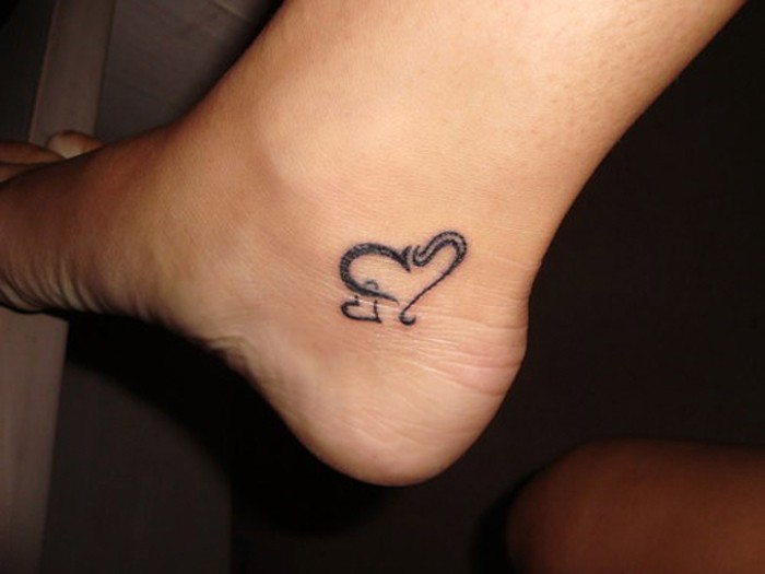Einfaches Tattoo in Herzform auf dem Fuss
