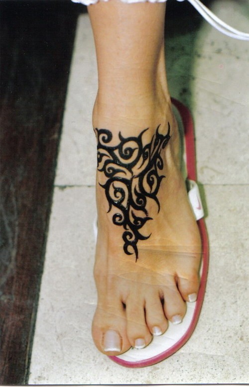 Henna Stammestattoo auf dem linken weiblichem Fuß