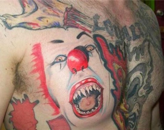 Schreckliches Gesicht des Clowns Tattoo an der Brust