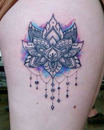 Tatuaje en el muslo,  flor preciosa hindú