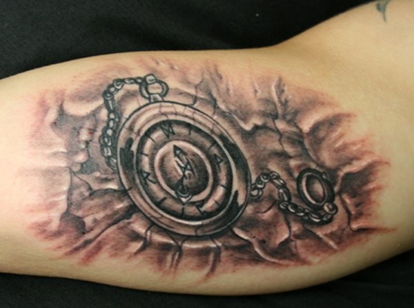 Hausgemachtes schwarzes und weißes Tattoo mit  alter Uhr  am Unterarm
