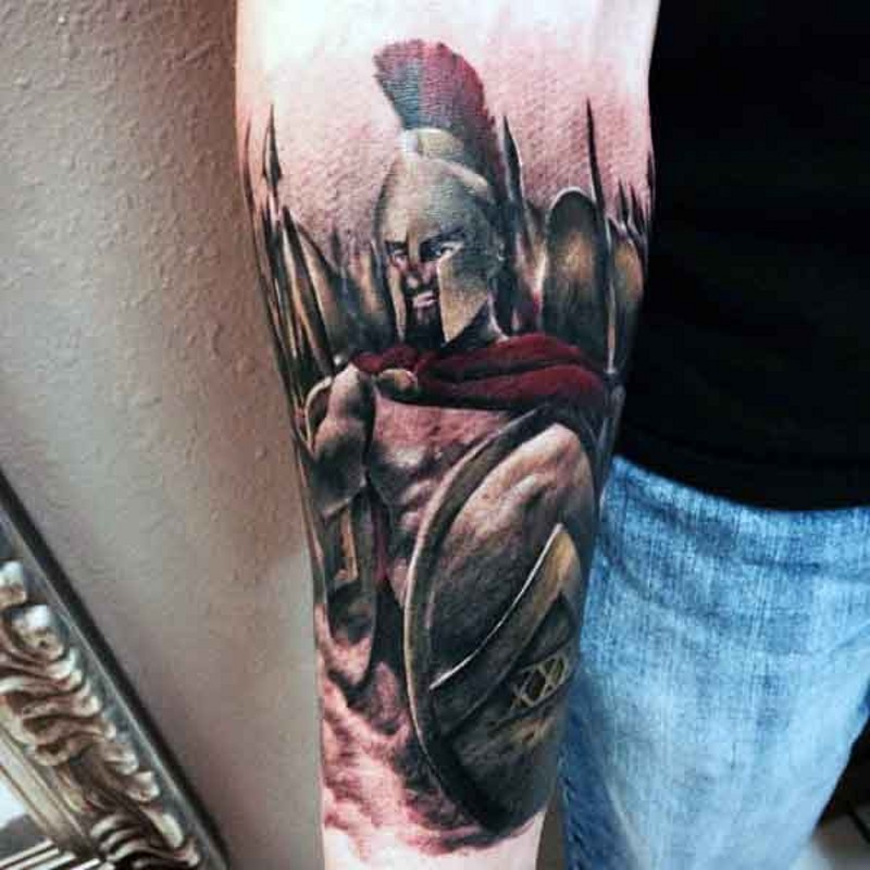Hausgemachtes präzis gemaltes farbiges Unterarm Tattoo mit spartanischer Armee