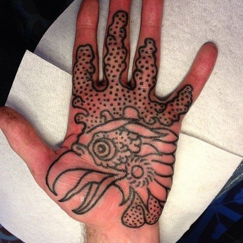 Hausgemachtes schwarzes  nachlässig gemaltes Tattoo an der Hand mit Hahnkopf