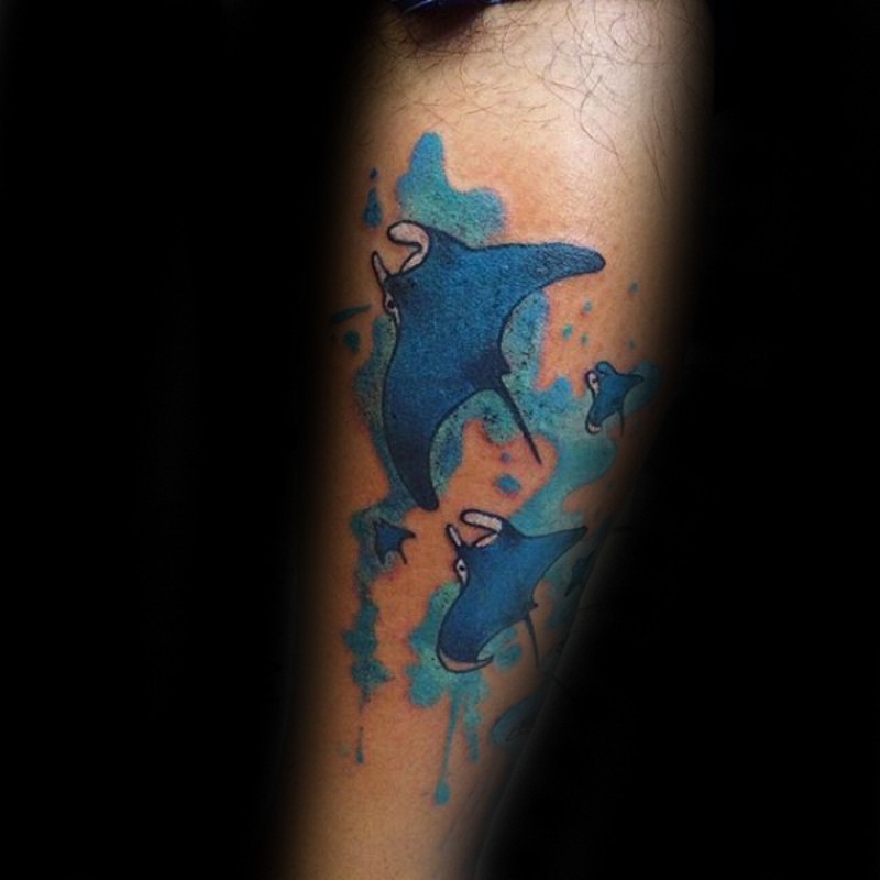 Hausgemachtes farbiges Unterarm Tattoo mit schwimmendem Rochen