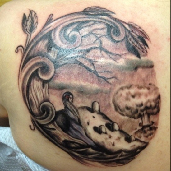 Tatuaje en el omóplato,  mujer con árbol y explosión nuclear