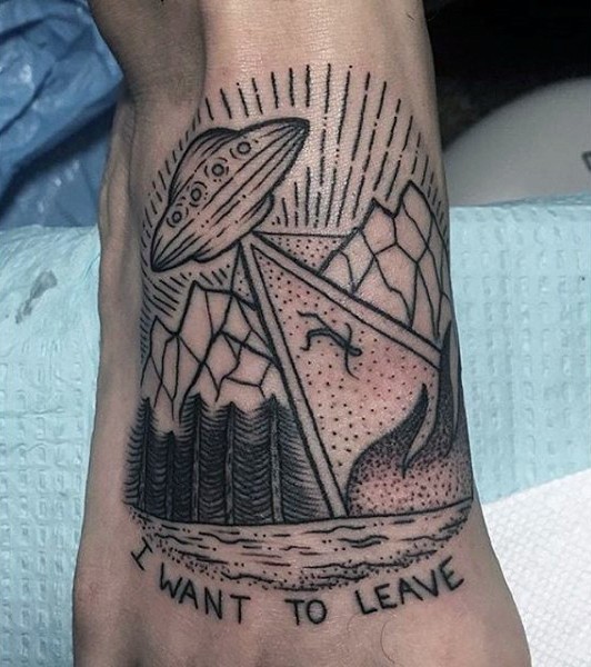 Tatuaje en el pie, nave extraterrestre que roba al hoombre en el bosque y inscripción