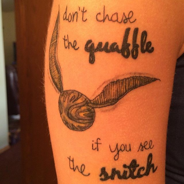 Tatuaje en el brazo,  snitch de quidditch y inscripción