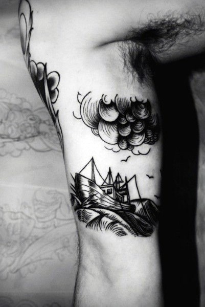 Tatuaje en el brazo, barco pequeño con nube gris