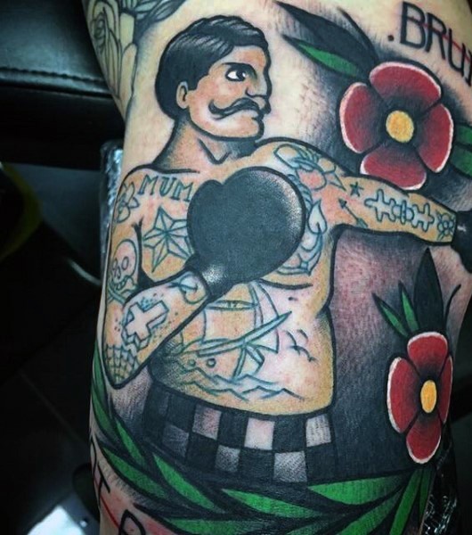 Tatuaje  de boxeador con flores de colores