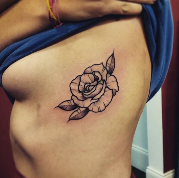 Hausgemachtes kleines schwarzes Rose Tattoo an der Seite