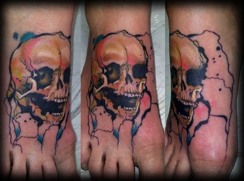 Tatuaje en la pierna, cráneo humano de varios colores roto