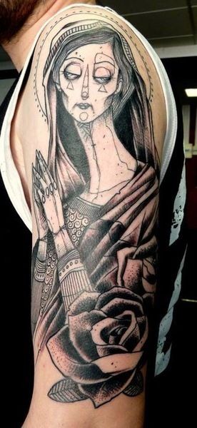 Hausgemachtes Tattoo mit  mexikanischer heiliger Frau  am halben Ärmel mit Rose