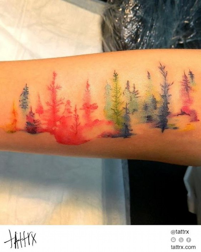 fatto  a casa multicolore astratto alberi tatuaggio su braccio