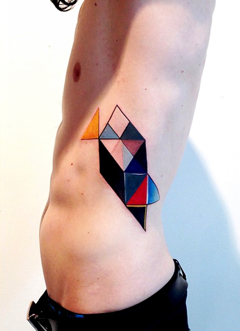 semplice fatto a casa acquerello figura geometrica colorata tatuaggio su fianco