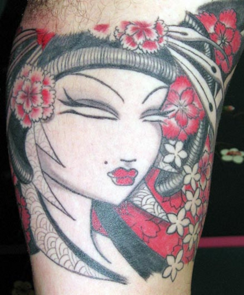 Hausgemachtes mittelgroßes unfertiges farbiges Geishas Porträt Tattoo mit Blumen am Bizeps