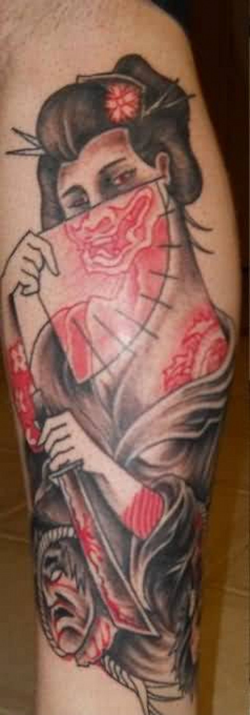 Hausgemachtes Oldschool lustiges farbiges Geisha Tattoo mit Blume im Haar