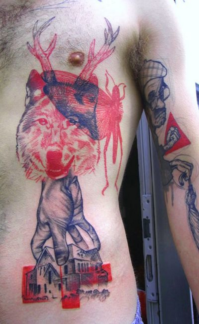 Tatuaje en el costado, diseño surrealista con casa, lobo y mano