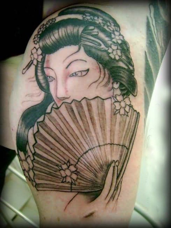 Tatuaje  de geisha hermosa con abanico