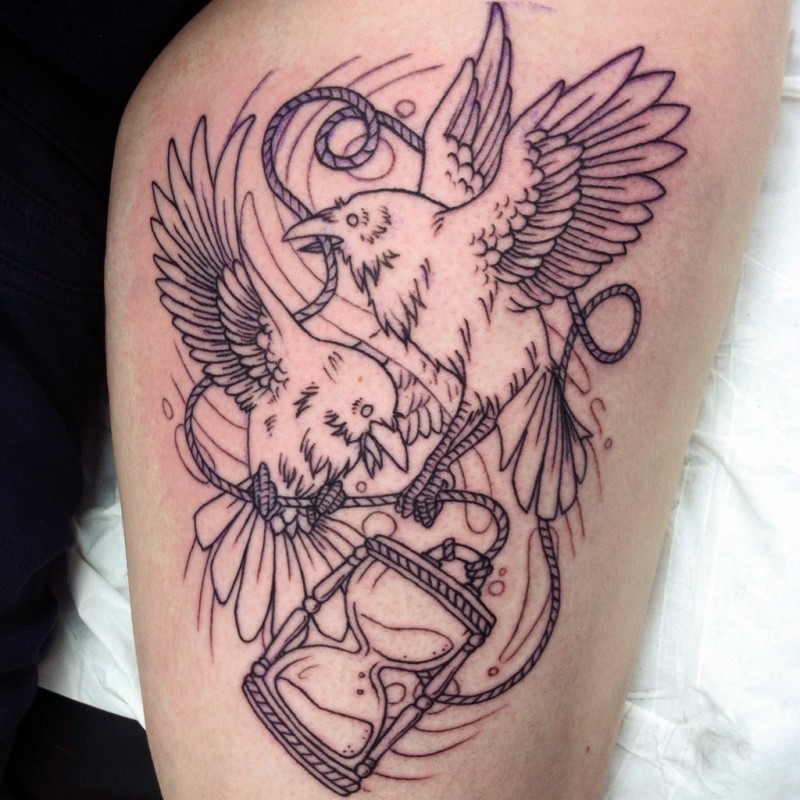 Hausgemachtes schwarzes Tattoo mit fliegenden Krähen am Oberschenkel mit geseilter Sanduhr