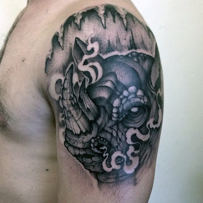Hausgemachter Stil schwarzes Schulter Tattoo mit dampfigem Nashorn
