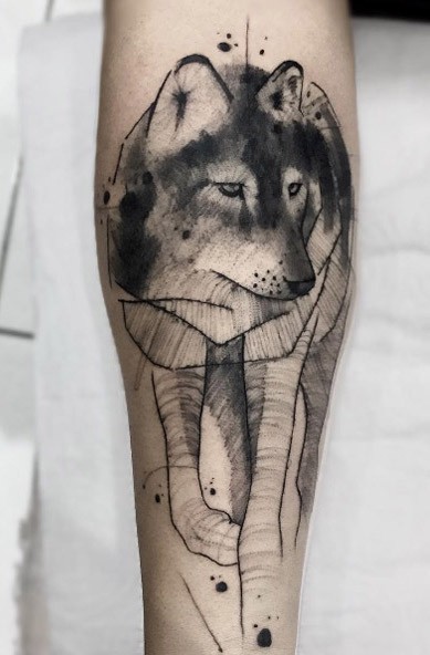 Estilo caseiro descuidadamente pintado tatuagem de lobo solitário
