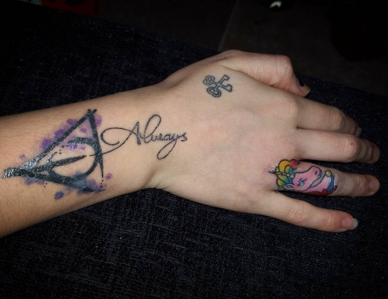 Hausgemachter Stil großes farbiges Dreieck Tattoo am Handgelenk mit Wort &quotAlways"