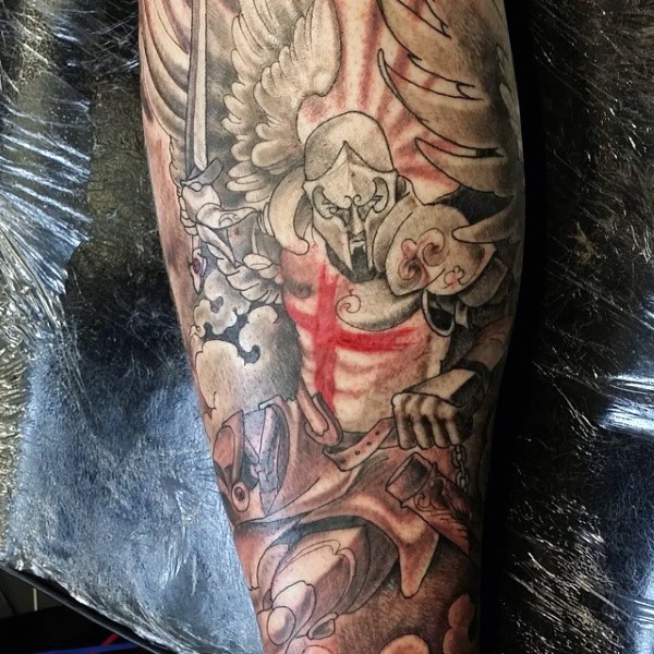 Hausgemachter Stil farbiger cartoonischer Engel Krieger Tattoo am Unterarm mit rotem Kreuz