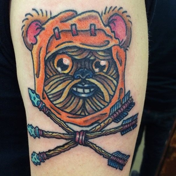 Tatuaje en el brazo,
héroe ewok  con flechas antiguas