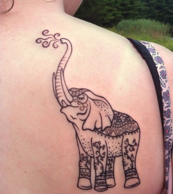 Hausgemachter Stil gemalter hinduistischer Elefant Tattoo an der Schulter