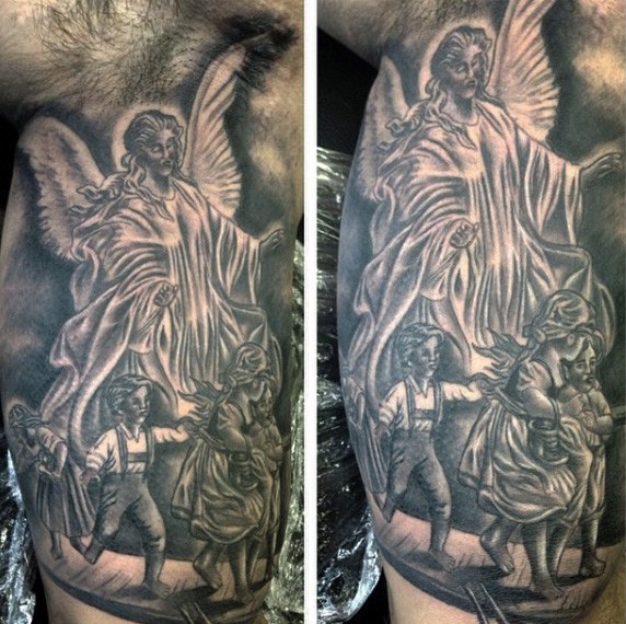 Tatuaje en el brazo, ángel grande con chicos que juegan
