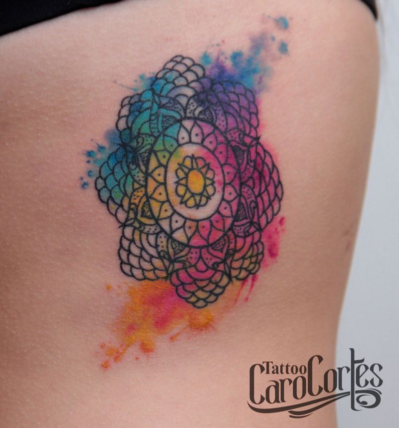 Hausgemachtes Aquarell Rücken Tattoo von ornamentaler Blume