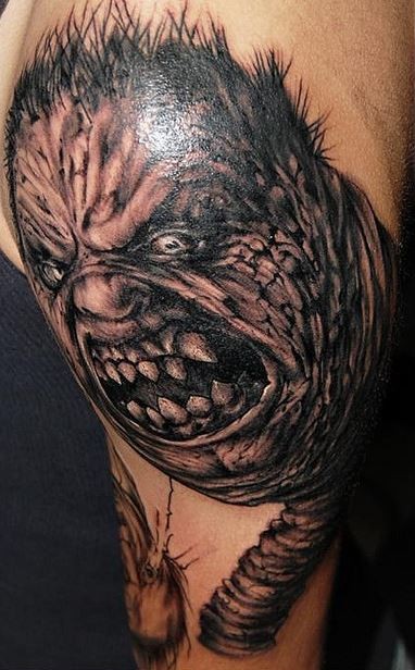 Tattoo in Horrorstil vom schauerlichen Monster