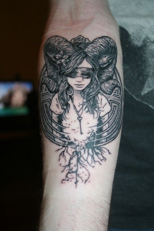 Tatuaje en el antebrazo, chica misteriosa con cuernos