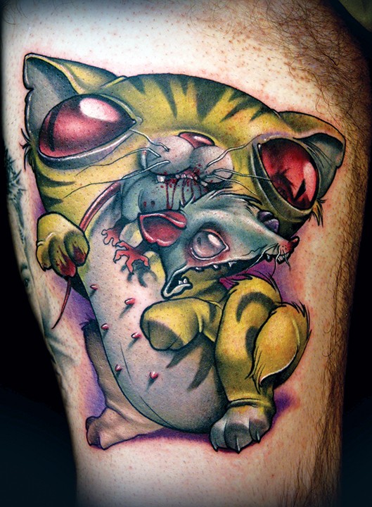 Espantoso gato monstruo con el ratón sangriento gran tatuaje ne la cadera