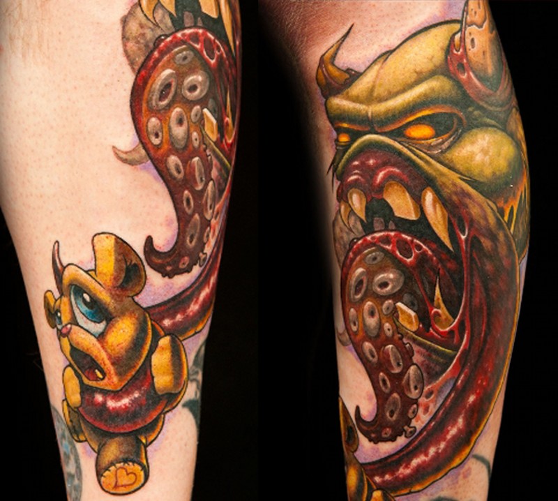 Erschreckend aussehendes farbiges Monster Tattoo am Bein mit kleinem Bärenspielzeug