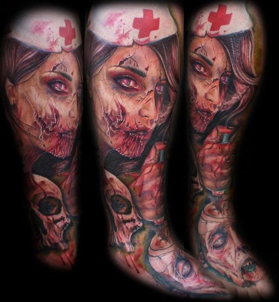 orripilante dipinto e dettagliato infermiera mostro insanguinata con crani tatuaggio avambraccio