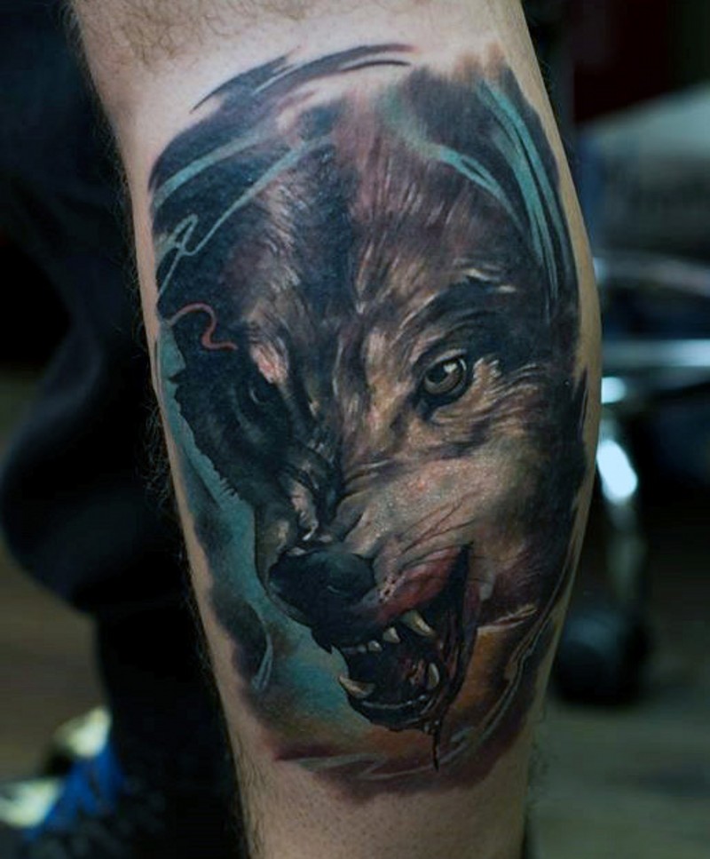 orripilante dipinto colorato lupo cattivo tatuaggio su gamba