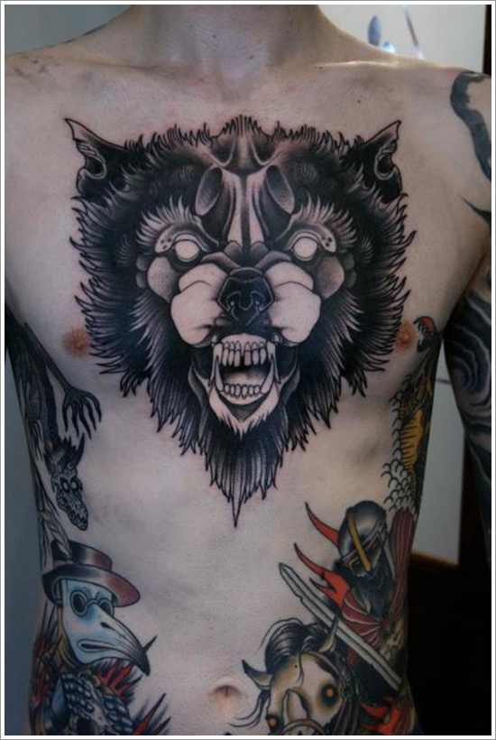 Tatuaje en el pecho, lobo negro estilizado