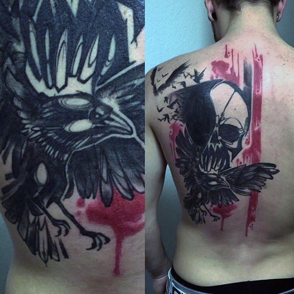 Tatuaje en la espalda, cráneo humano con cuervo siniestro