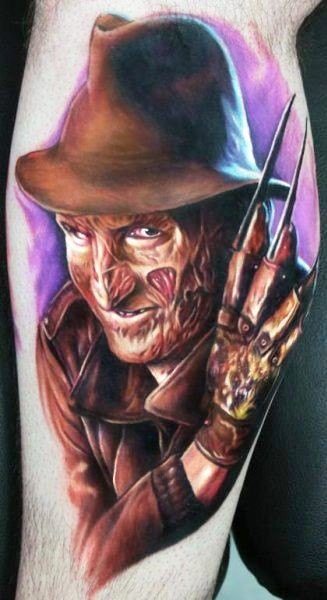 Horrorfilm Freddy Krueger farbiges Porträt Tattoo am Bein
