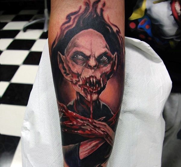 Tatuaje  de vampiro sanguinario feo en el antebrazo