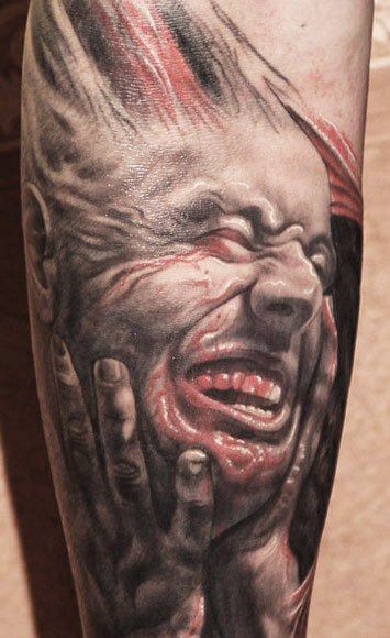 Film horror dettagliato e colorato faccia  sanguinoso  mostro  tatuaggio su gamba