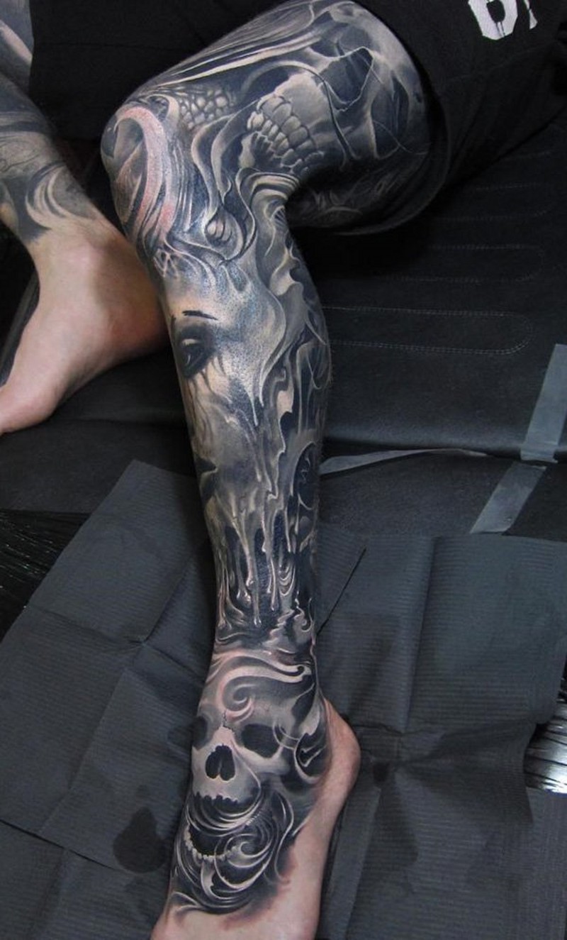 Tatuaje en la pierna, cráneos y demonios oscuros tremendos