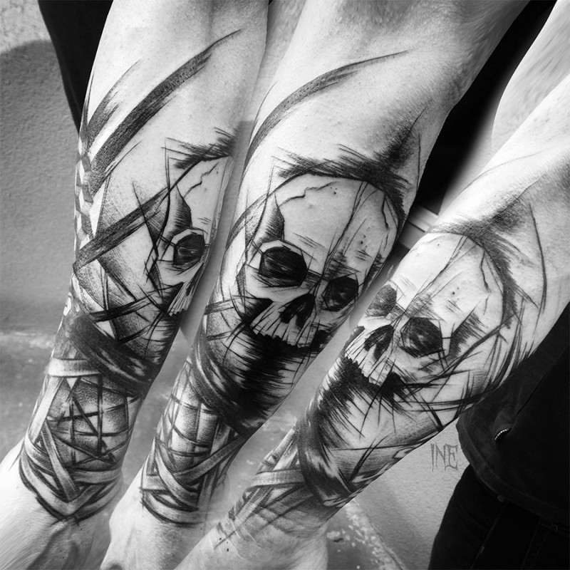 Tatuagem de braço de tinta preta estilo horror do crânio humano por Inez Janiak
