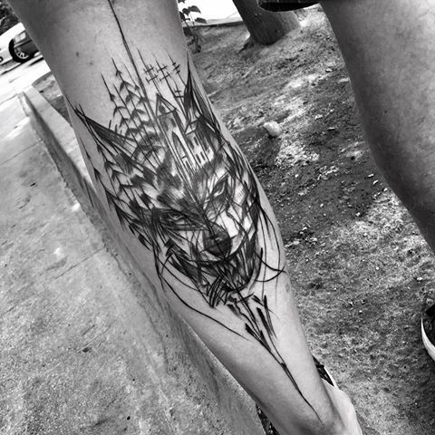 Tatuagem de perna de tinta preta estilo horror de lobo com floresta por Inez Janiak