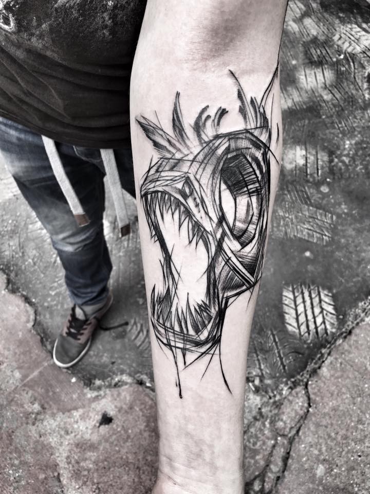 Estilo blackwork de estilo de terror pintado por Inez Janiak antebraço tatuagem de caveira demoníaca